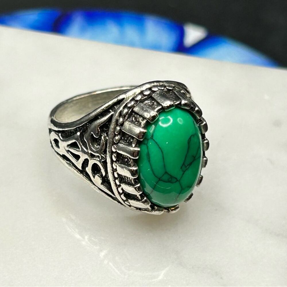 Fashion Costume Cocktail ring Green faux stone silver tone #K51 size 7.25